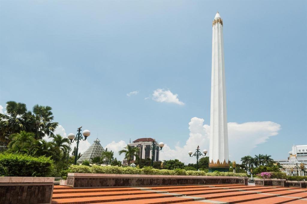Grand Sumatera Hotel Surabaya Kültér fotó