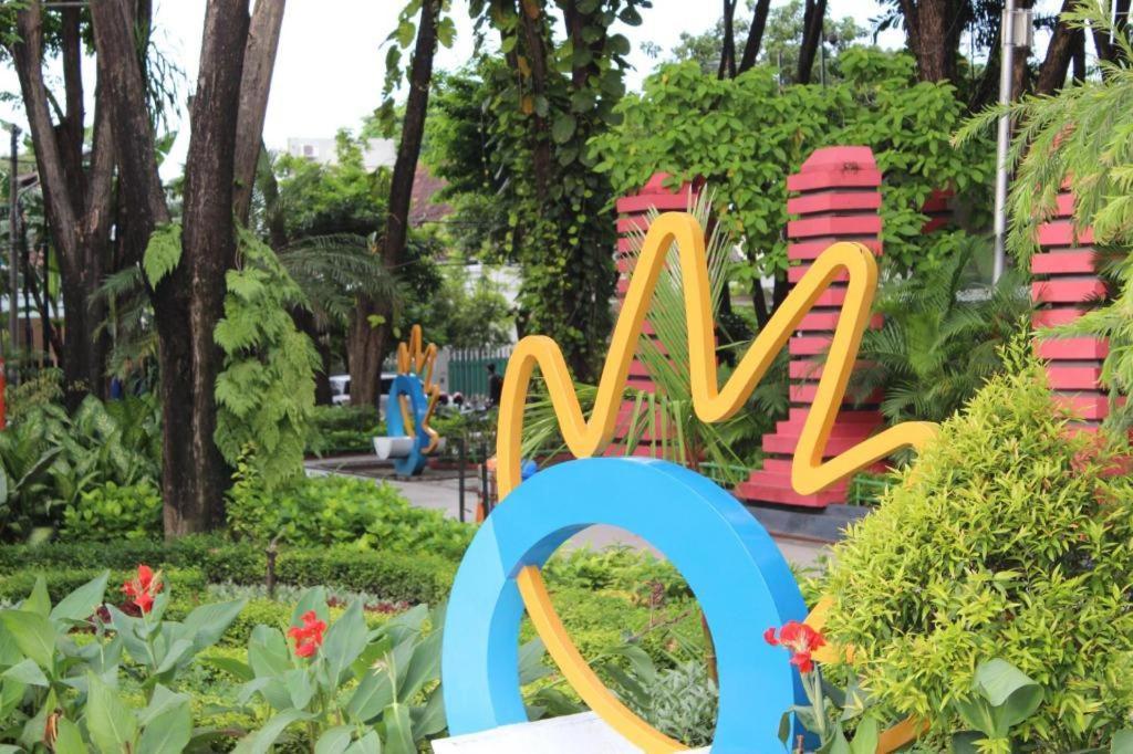 Grand Sumatera Hotel Surabaya Kültér fotó