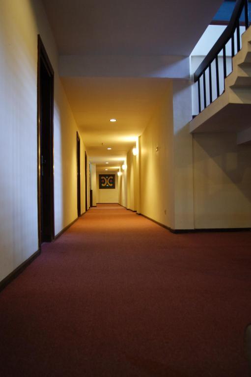 Grand Sumatera Hotel Surabaya Kültér fotó